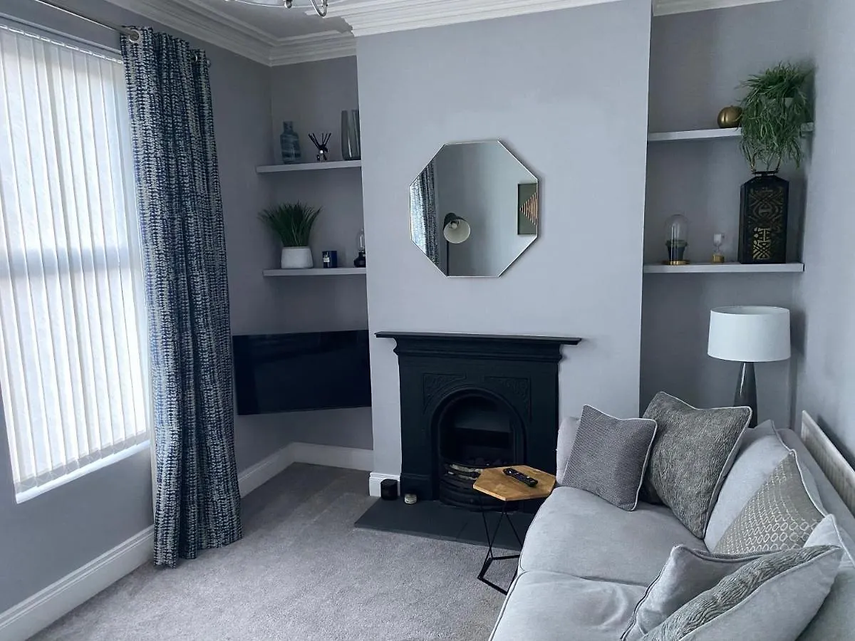 Victorian South Belfast Area Lisburn Road 3 Double Bedrooms - Great Transport Links location